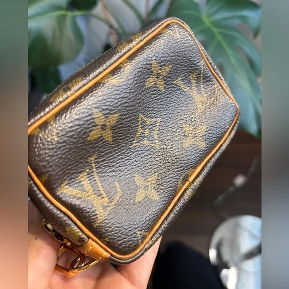 Louis Vuitton Monogram Brown Wristlet punch - Picture 5 of 10